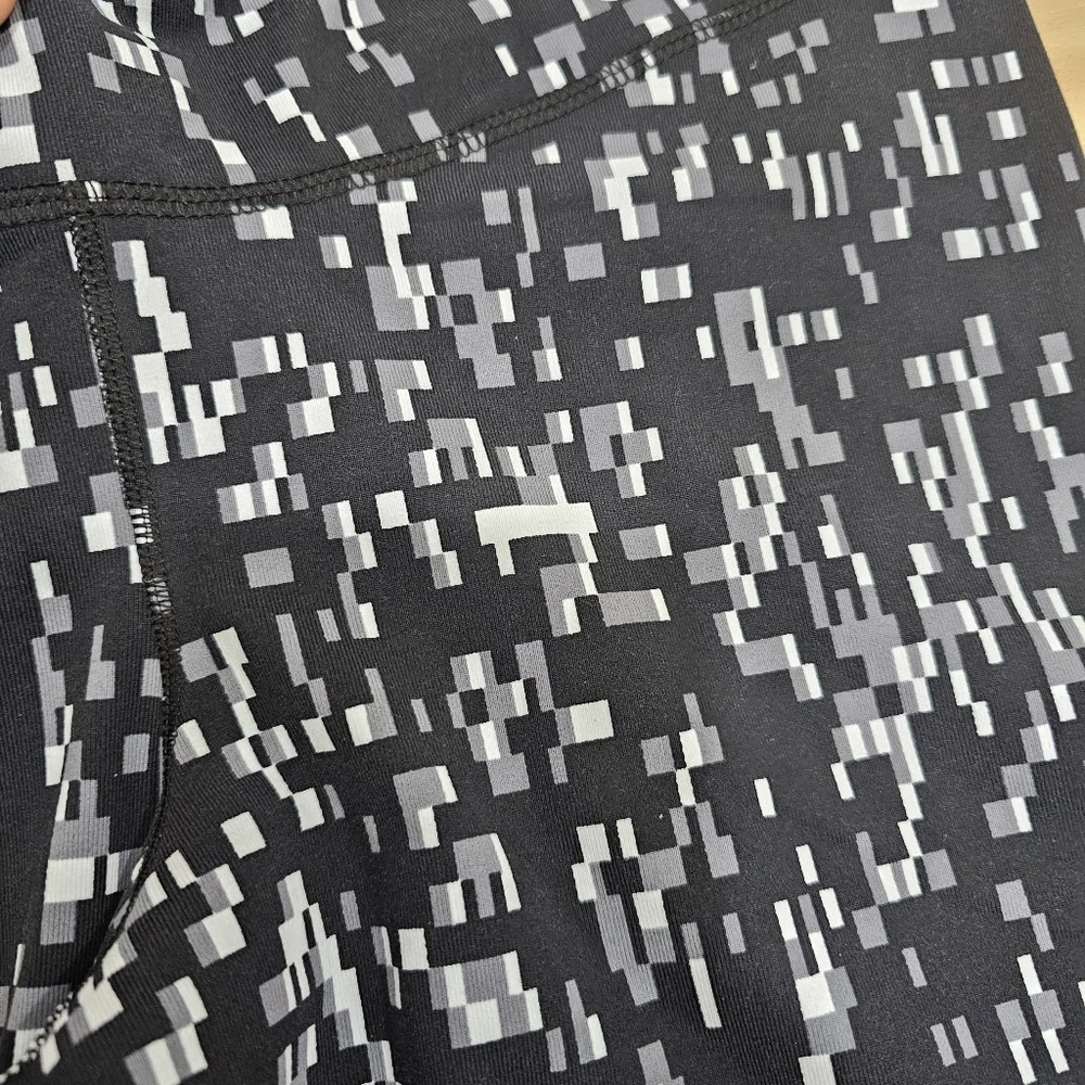 NEW Nike Legendary Tight Leggings digital Camo Speckled